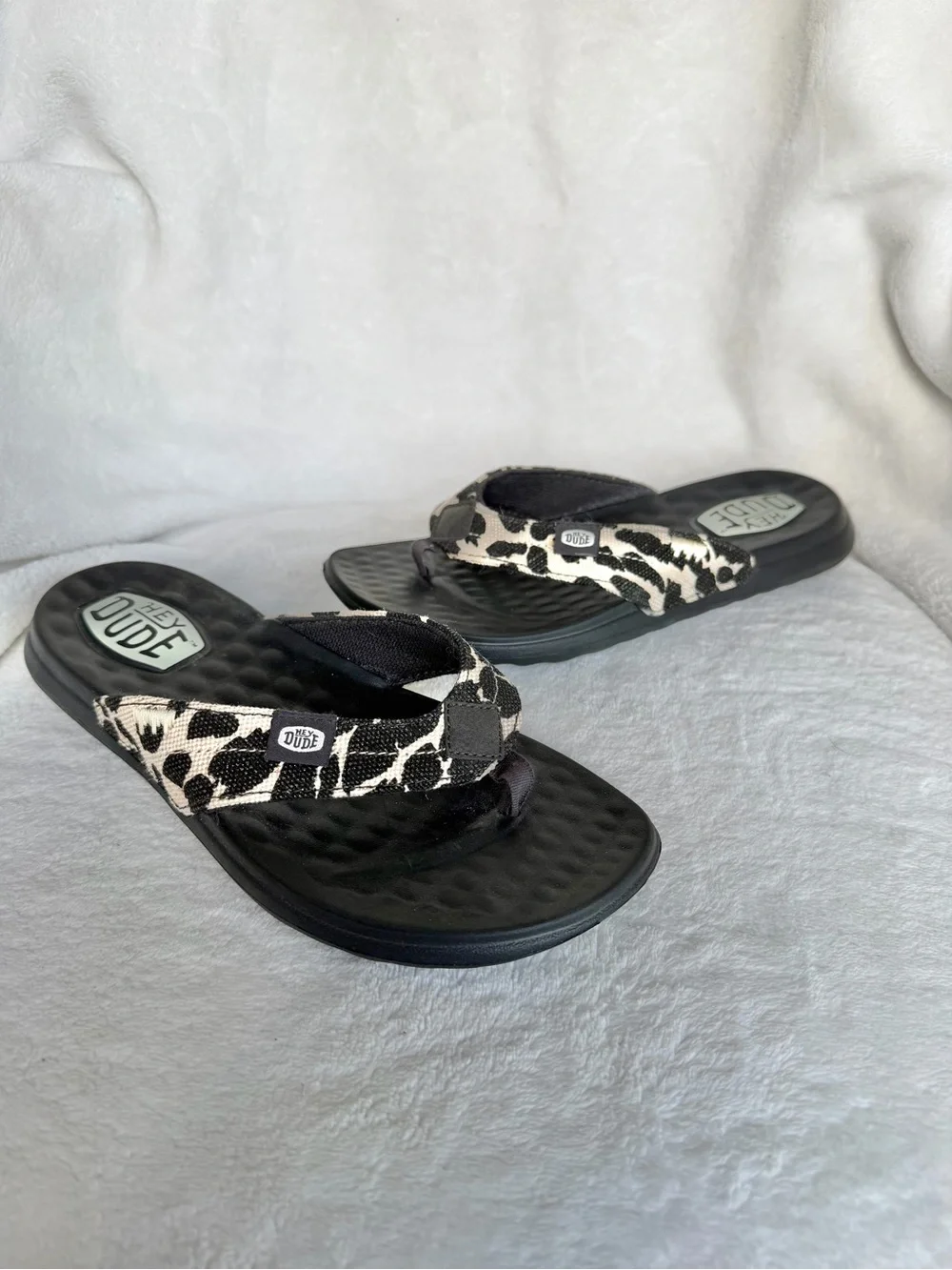 Hey Dude Women’s Black Footbed Leopard-Print Thong Sandals Size 6